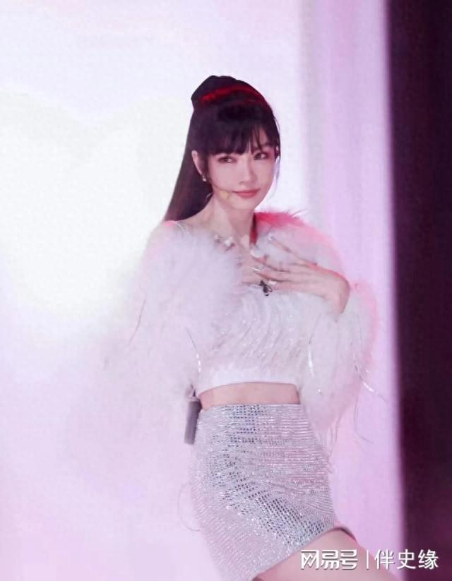 PP电子-51岁天后首度承认私生子一直未婚网友：她看上去比儿子还年轻